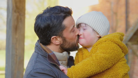 familia con síndrome de down hija preparándose para caminar en el campo de otoño o invierno juntos