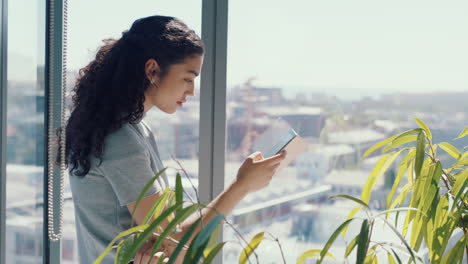 Teléfono-Inteligente,-Ventana-Y-Mujer-De-Negocios-En-La-Oficina