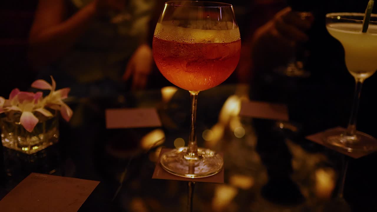 amici che si godono delle bevande in un confortevole salotto