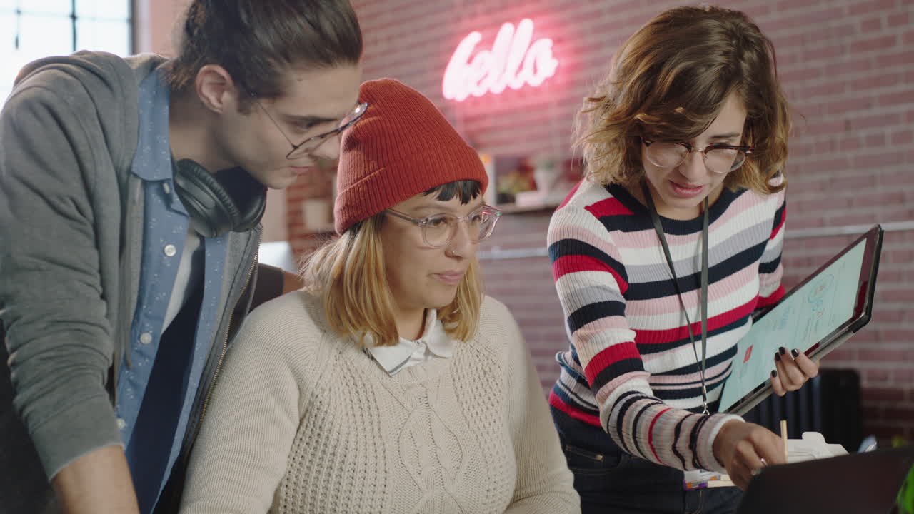 cerca un joven equipo de ingenieros desarrollando aplicaciones de software usando computadoras portátiles digitales gerente de investigación mujer compartiendo ideas apuntando a la pantalla lluvia de ideas en la oficina moderna