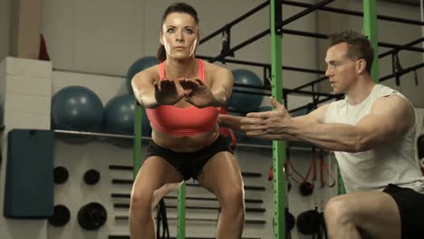 mujer en forma haciendo ejercicios de sentadilla