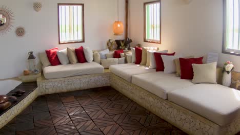 Dolly-Out-Tropical-Wohnzimmer-Lodge-Holzboden-Und-Warmes,-Malerisches-Dekor