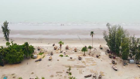 vista aérea de una playa tropical salpicada de barcos y palmeras