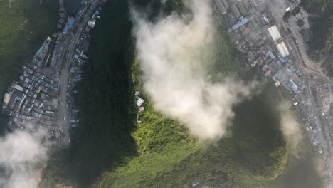 imágenes de drones giratorios de 4k sobre una ciudad montañosa que muestran la crisis terrestre