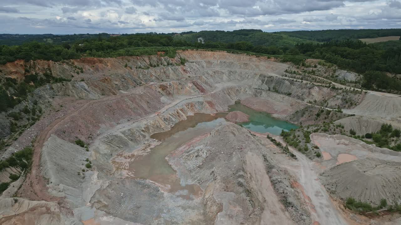 Smooth downwarding aerial movement towards an ordinary industrial quarry in France