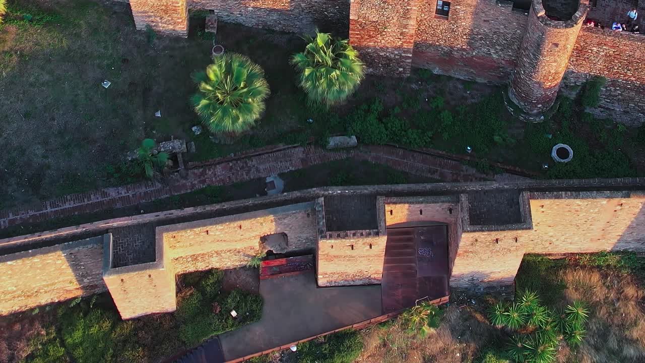 Esplorando le antiche mura dello storico castello di Malaga, in Spagna