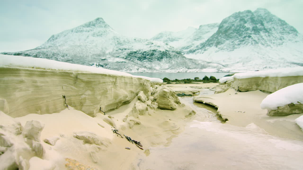 노르웨이 북부에서 팬을 사용하여 오른쪽에서 왼쪽으로 촬영한 시네마틱 트래킹