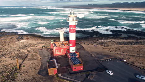 Faro-Histórico-De-Toston-En-La-Isla-Canaria-De-Fuerteventura-En-España-Con-Impresionantes-Vistas-Al-Océano