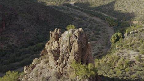 小小的岩石山峰和 saguaro 俯<unk>到一个伟大的空中景观到山谷山脉