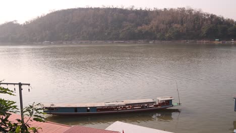 Barco-Atracado-En-El-Delta-Del-Mekong-En-Luang-Prabang,-Laos,-Viajando-Por-El-Sudeste-Asiático.