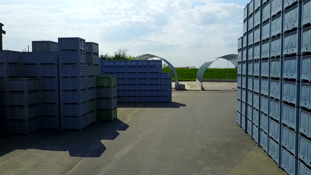 pilas de cajas de plástico filmadas con un avión no tripulado