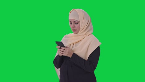 mujer musulmana hablando por teléfono pantalla verde