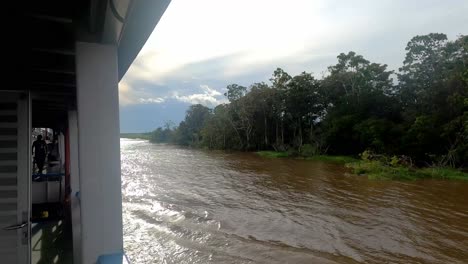 Barco-De-Carga-Pov-Viajando-Hasta-El-Río-Amazonas-En-Brasil