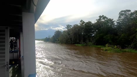 barco de carga pov viajando hacia el río amazonas en brasil