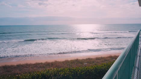 Wide-angle-view-of-the-ocean-surf-in-West-Palm-Beach,-Florida