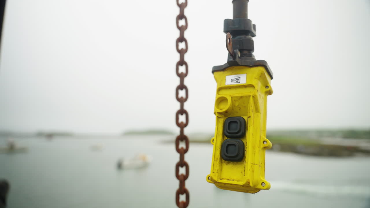 control de elevación de pesca con barco en el puerto deportivo del océano en cámara lenta de fondo 4k 30p