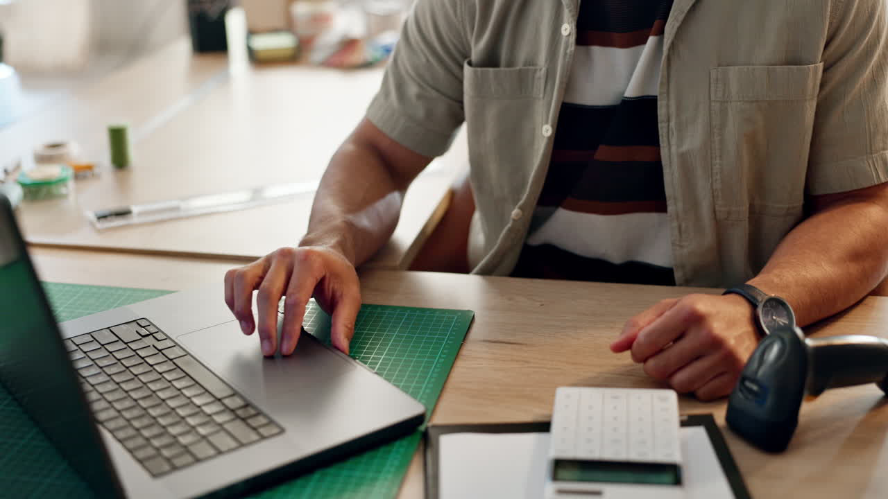 hombre, portátil y manos en finanzas