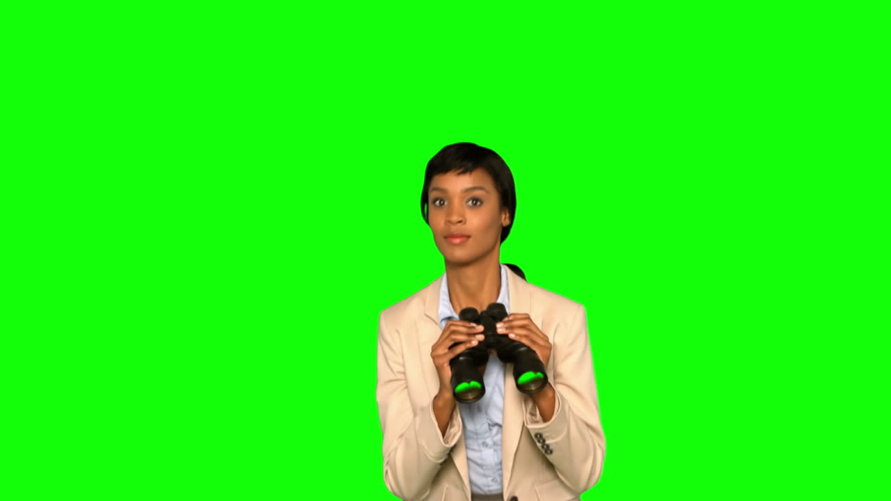Donna d'affari con il binocolo
