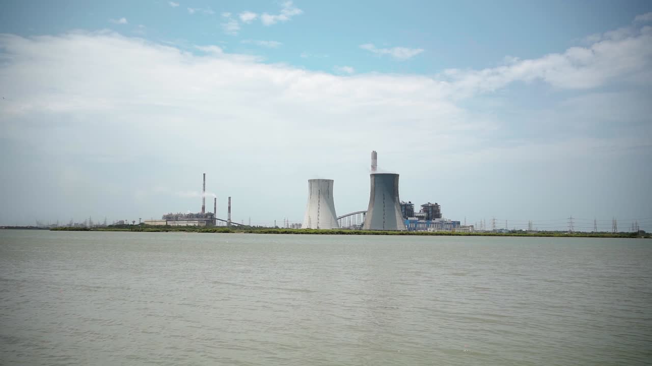 Vista di grandi ciminiere dalla centrale termoelettrica di Tuticorin.