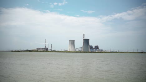 Vista-De-Las-Grandes-Chimeneas-De-La-Central-Térmica-De-Tuticorin