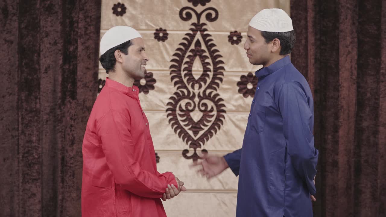 두 명의 무슬림 남자들이 웃고 가족에 대해 이야기하고 있습니다.