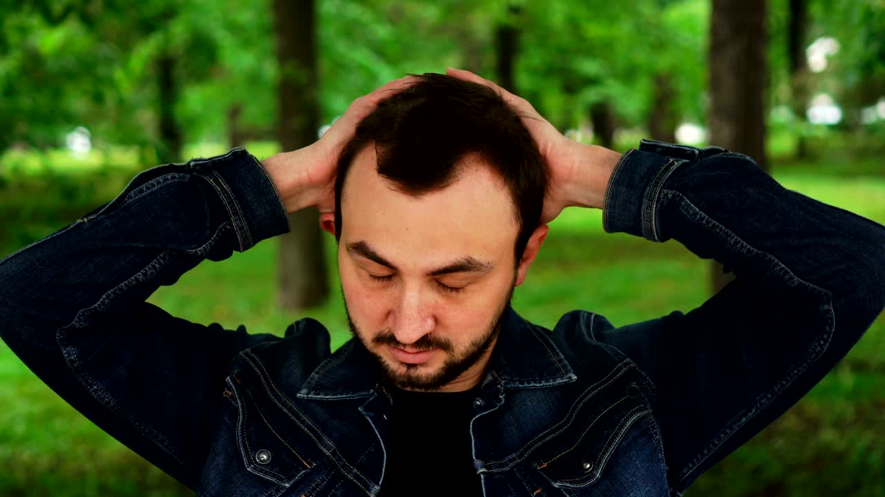 편두통과 함께 피곤한 남자는 사원을 문지르고, 느낌, 스트레스, 두통, 열, 질병의 첫 번째 증상.