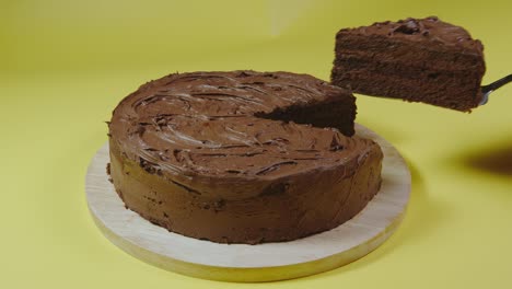 mano masculina recoge un pedazo de pastel de chocolate