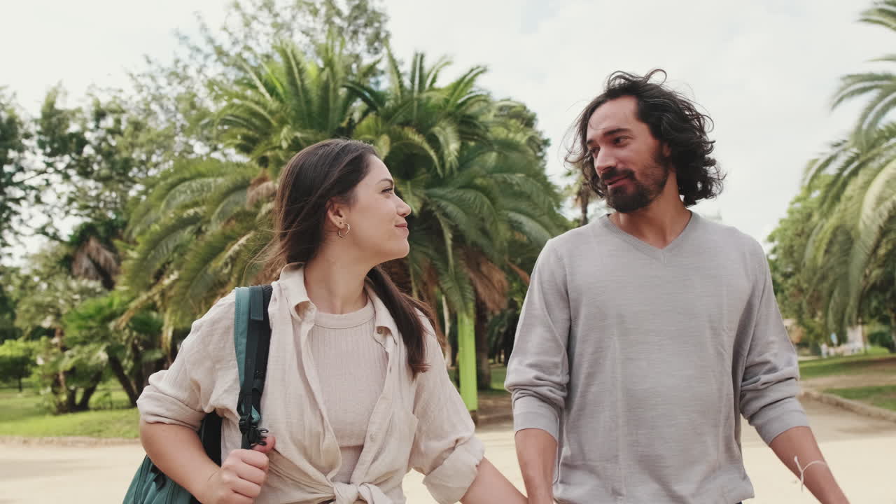 Una pareja caminando en un parque.