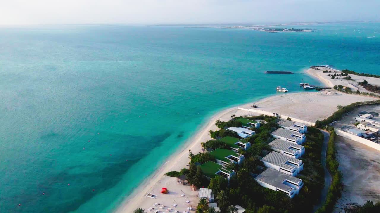 놀라운 해안선, 푸른 물, 그리고 누라이 섬의 화려한 피난처를 포착하는 드론 영상