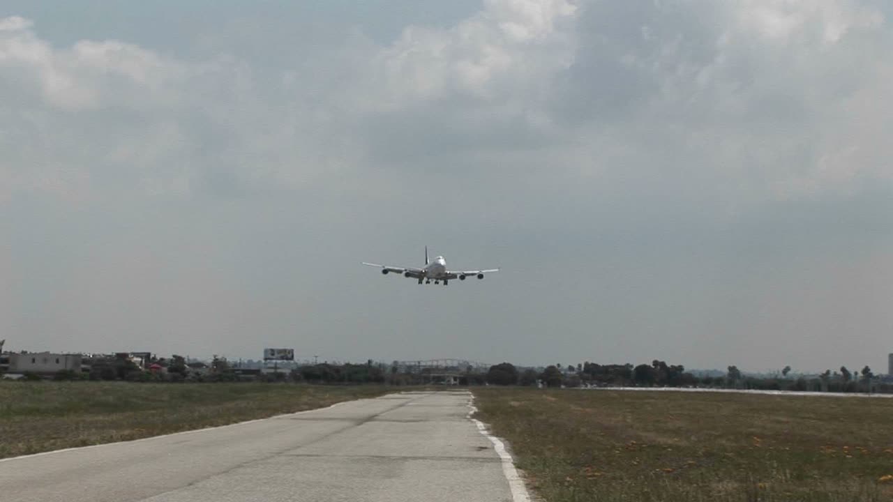 Un Boeing 747 della Singapore Airlines in atterraggio in un aeroporto generico