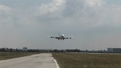 新加坡航空公司 (singapore airlines) 的747飞机正在机场降落