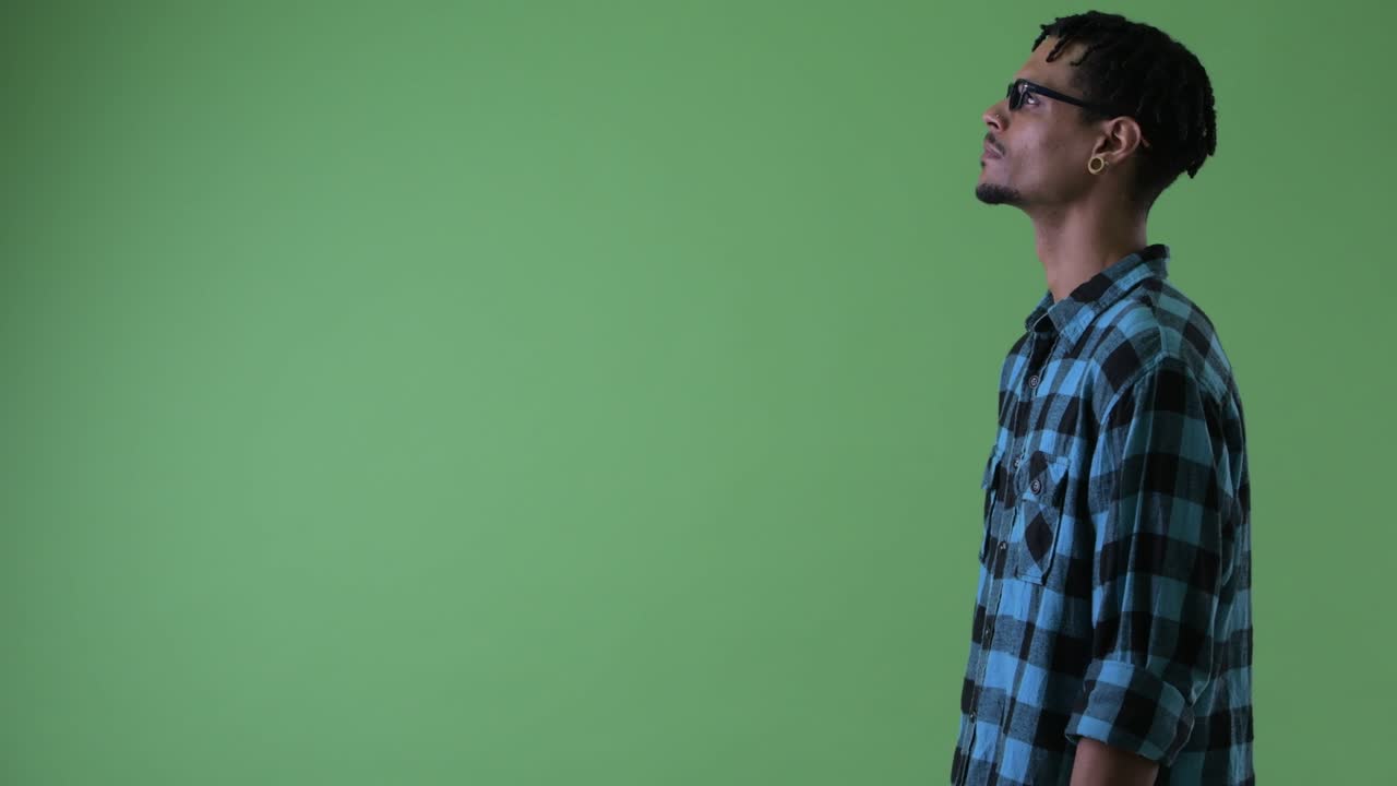 joven feliz y guapo hombre africano hipster con dreadlocks