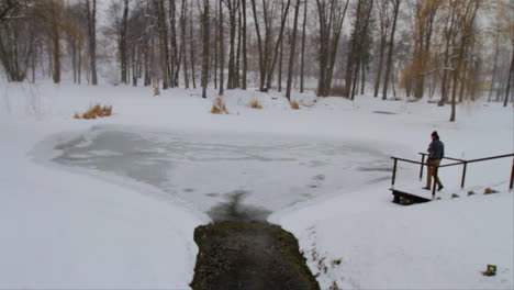 Ein-Mann-Schlendert-Während-Eines-Starken-Schneefalls-In-Einem-Verschneiten-Park