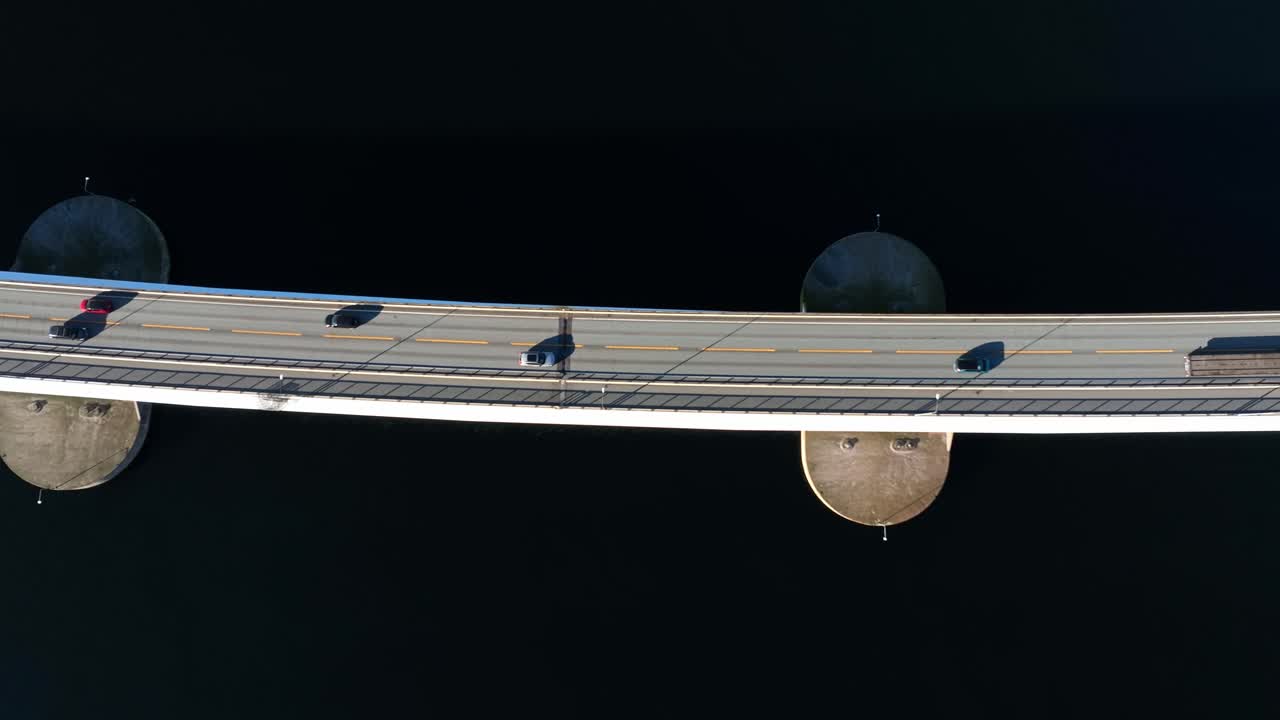 노르드홀드랜드 다리 위에서 왼쪽으로 이동하는 드론, 어두운 바다와 밝은 차선과 대조적인 이미지 아래에서 교통 흐름