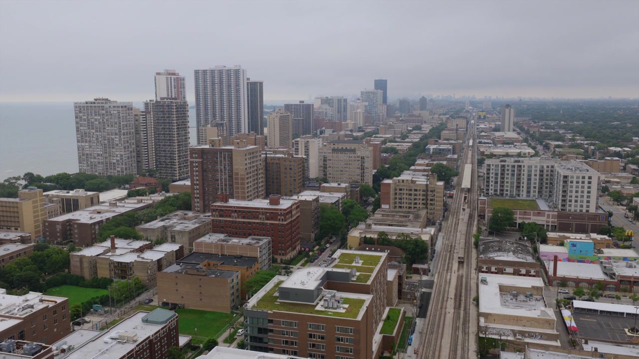 Vista aerea da drone dei grattacieli sul lungolago di Chicago lungo il lago Michigan, con una linea della metropolitana sopraelevata ("L") che attraversa il quartiere sottostante