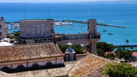 Vista-Aérea-Del-Elevador-Lacerda-Y-La-Ciudad-Al-Fondo,-Salvador,-Bahía,-Brasil.