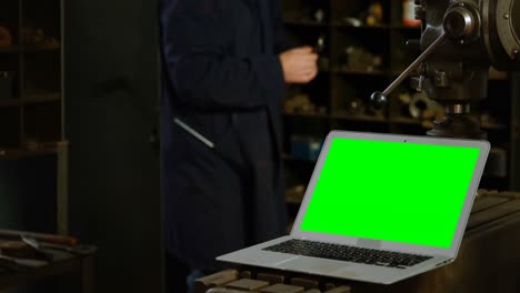 metalúrgico trabajando en el taller 4k