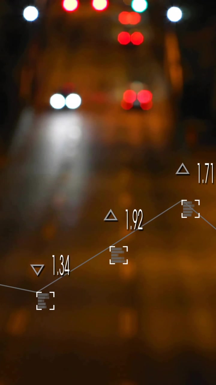 Animazione di elaborazione dati e diagramma su città notturna
