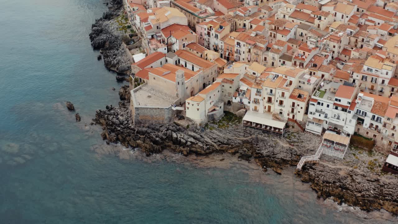 바다 의 절벽 가장자리에 세워진 역사적인 마을의 공중 풍경. 지중해의 아름다운 풍경에 작은 시칠리아 마을.
