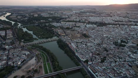 Vista-Aérea-Panorámica-De-La-Mezquita-catedral-De-Córdoba,-España-Durante-El-Anochecer.