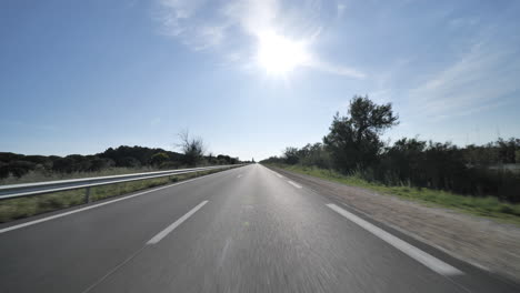 Schnelle,-Weiße-Fahrspuren,-Die-Auf-Der-Französischen-Nationalstraße-Vorbeifahren,-Sonnig