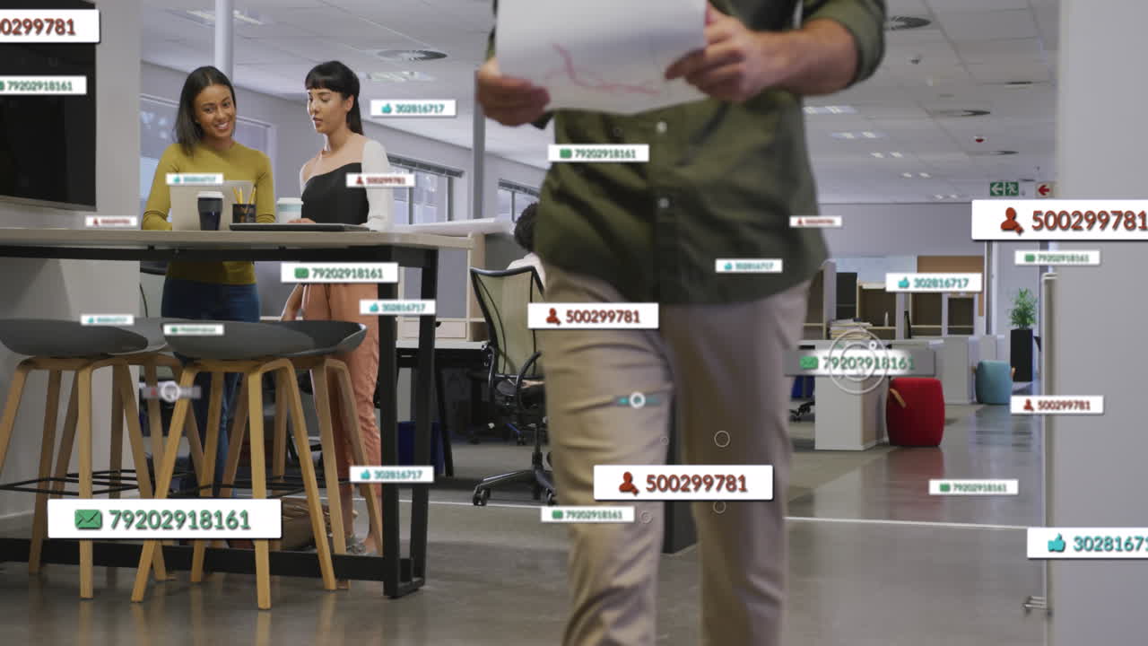 사무실에서 다양한 사업가들에 대한 금융 데이터 처리의 활성화