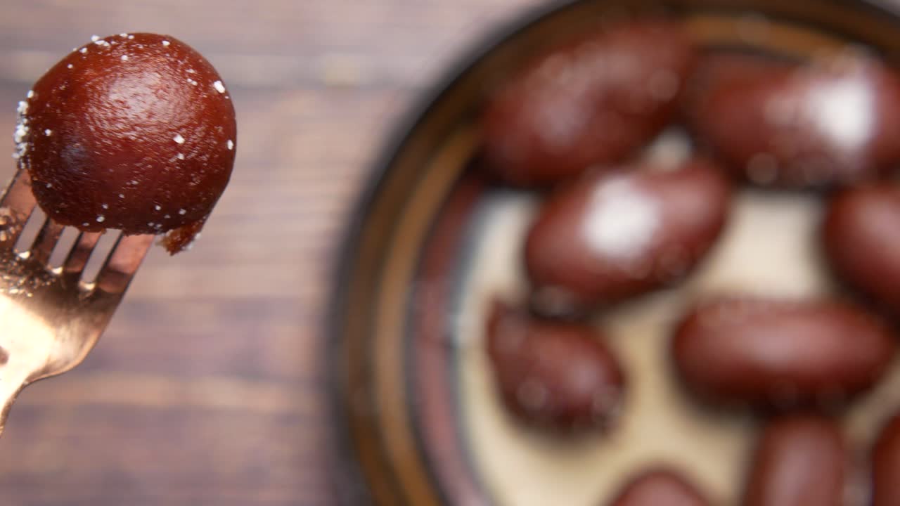 delicioso plato dulce indio en un tenedor