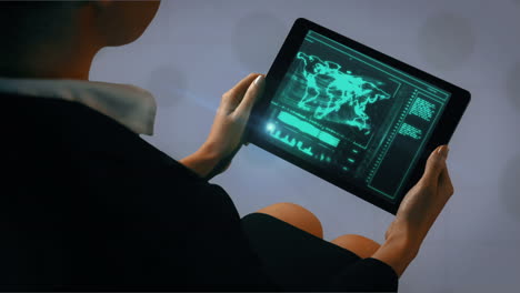 mujer de negocios usando una tableta con animación digital
