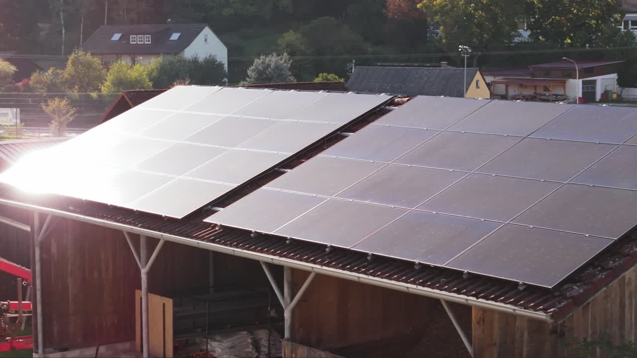 태양광 패널이 장착된 농장 건물의 항공 영상