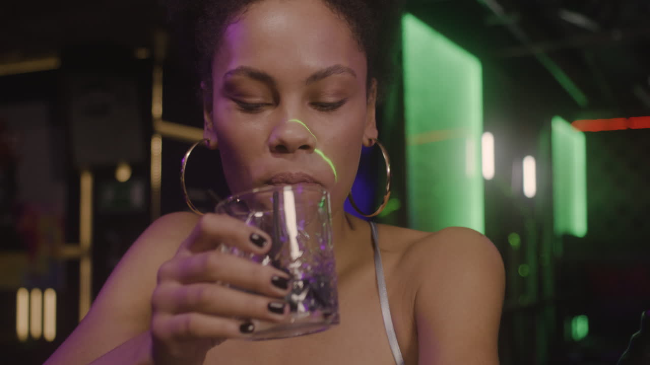 바 카운터에 앉아있는 동안 함께 마시는 아름다운 소녀와 남자