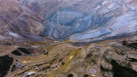 Looking-down-into-Bingham-Copper-mine---the-largest-pit-mine-in-the-world