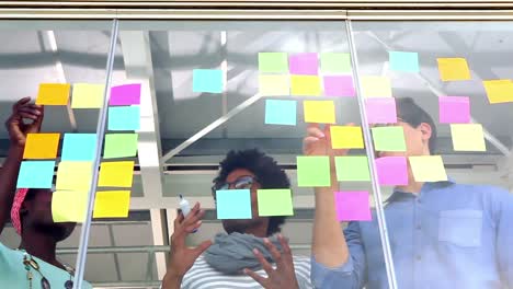 equipo de negocios creativos teniendo una reunión