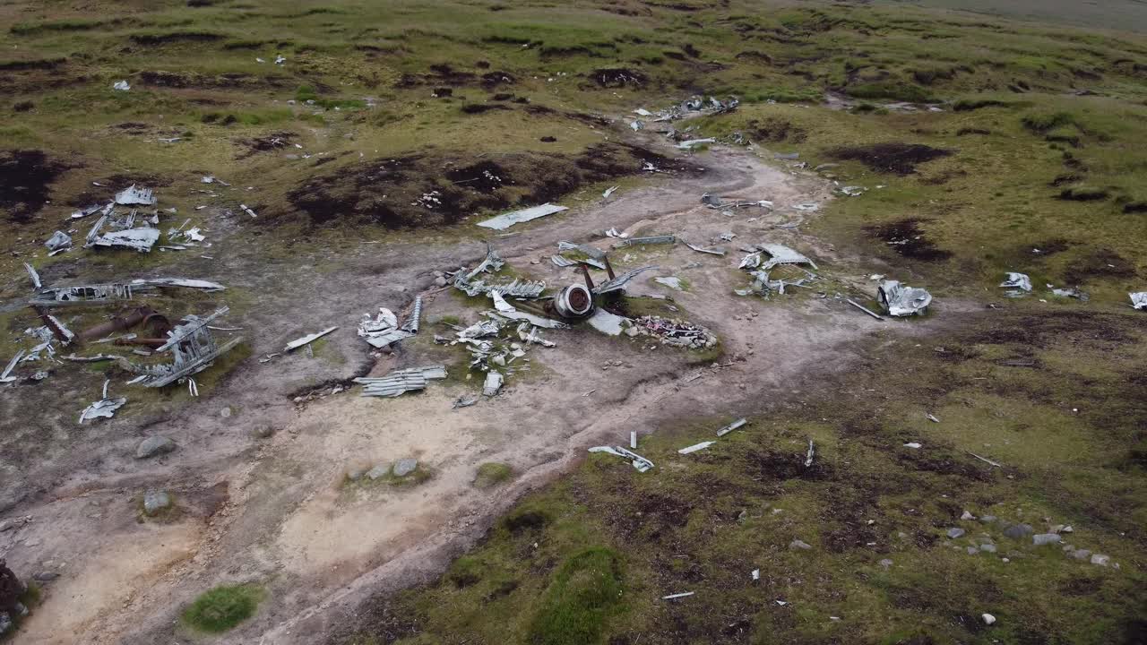 toma aérea panorámica alrededor de los restos del avión bombardero sombrío cerca de las piedras de la plataforma superior en el distrito de los picos