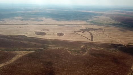 imágenes aéreas sobre formaciones de cultivos en el campo